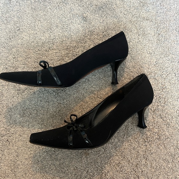 Vintage 90’s Stuart Weitzman Black Bow Heels - Picture 3 of 6